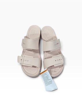NWT CROCS brooklyn buckle low
